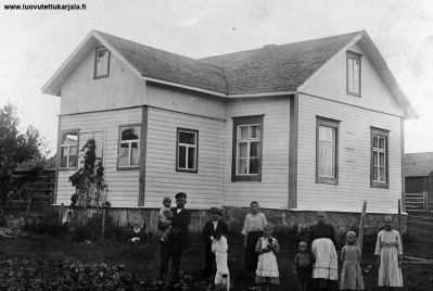 Lavansaari, Robert Suomalaisen perhe ja talo v. 1925. Vas. Robert Suomalainen sylissään Aalto, Teuvo, koira Ilo, takana Heta, edessä vas. Siiri,   Aimo, äiti Anni, Kylikki ja Elma.
