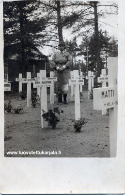 Kuvassa Esteri Kuutsa poikansa Veikko Kuutsan haudalla. Etualla Eino Kaartisen hauta, Eino Kaartinen kaatui Vansjärvellä Leppäsuolla, Itä-Karjalassa 5.1.1942. Eino kaartinen oli ns. Marjamäen Kaartisia Kumolasta Leinosen myllyn luota. Eino Kaartinen haudattiin 25.5.1942
