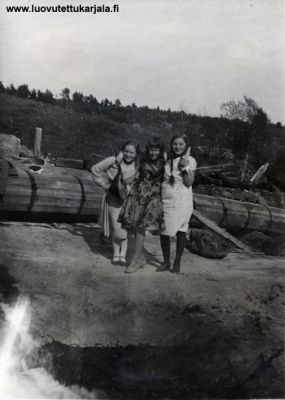 Mandoliinin soiton harjoittelua Kesvalahden myllyn kallioilla vesirännin vieressä. Irja, Sylvi Laukkanen ja Ella.
