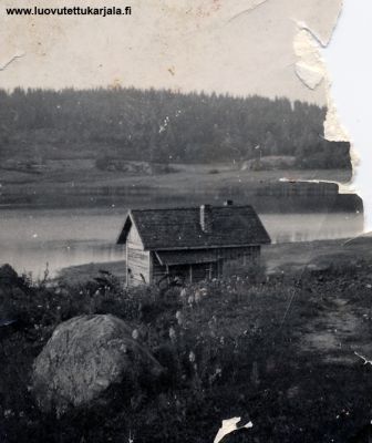 Kilpiön salmi sauna, verkkojen kuivatustelineet, taustallla Matti Kilpiön pellot Savisalon saaressa.

