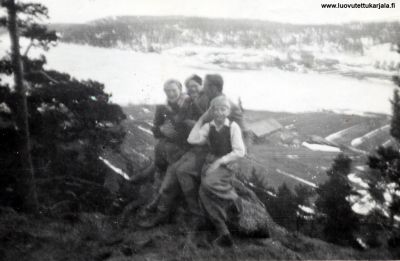 Kotmäellä kuvattu, Kilpiön salmelle. Taustalla Savisalon saari. Kuvannut Valtteri Kilpiö pääsiäisenä 1943. 
