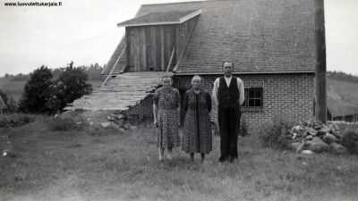 Ida ja Jussi Tapanainen, Maija Rämänen Idan sisar, 1941. Kuvannut Matti Valtonen. Tervajärven Kiukaisten mäki.
