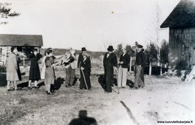 Malisenmäen nuorilla oli aihetta kokoontua. Toivo Lötjösen kävelee uuden jalan turvin, haavoittui 1941. Eino Lätti on toipumassa haavoittumisesta, kaatui sodan viimeisinä päivinä. Poutasen piha oli meillä usein kokoontumis ja pallopelipaikka. kesä 1942.
