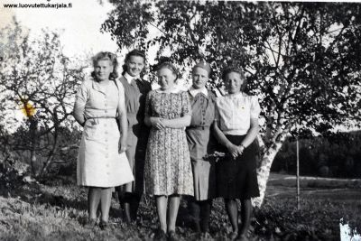 Ystävykset naapurin tytöt Kuismasen Saimi Poutanen, Helvi Kuismanen, Kaarina Valtonen, Anna-Saimi Nukarinen, Helvin ystävä. Kuvattu 1942. Huhtervu.
