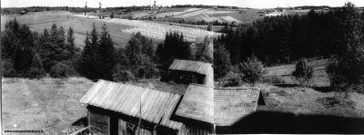 Lumivaaran Oinaanvaara. Valokuvassa on yhdistetty kuva Oinaanvaarasta v. 1943.Tk-miehet kävivät kuvaamassa v 1941 taistelupaikkoja, olen numerolla merkinnyt talojen paikat, jotka paloivat vuonna 1941 taistelun aikana. N:1 kansakoulu, korkea kivijalka näkyy kuvassa. N:2 Nuutti Hirvosen kaikki maatilan rakennukset, nämä Hirvosenmäestä. N:3 Erkki Huolmannin ja Frans Lintusen rakennukset Pekkalanmäeltä, myös metsä siitä mäeltä tuhoutui pahoin. Nämä korkeimmat paikat olivat kovimman tulituksen kohteina, ja kylänvaltaus yritykset tehtiin näiltä suunnilta. Kuvan littyy erillinen teksti mikä on  lumivaara.fi kohdassa Oinaanvaara.
