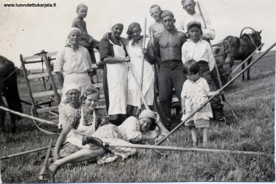 Heinänajon iloja 1937 Lumivaarassa. Henkilöt ovat Pitkäsiä. Hilkka Orava on vakoisista essupukuisista tytöistä oikeanpuoleinen (ilman huivia).
