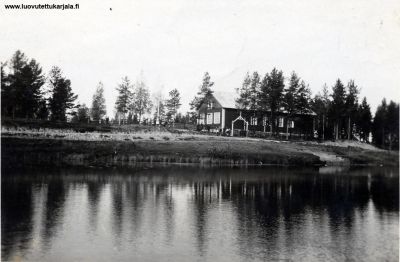 Lumivaaran Kostamojärvi. Likolammen rannalla oli koulu.   

