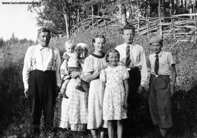 Lumivaaran Kumola, Antti ja Mari Kojo, lapset ja lapsenlapsi.
