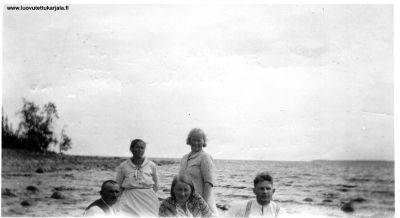 Samoja ihmisiä 1936. Tässä valottuneessa kuvassa samoja ihmisiä kuin veneessä  (kuva 5063) v. 1936.
