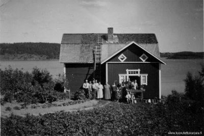 Emil ja Hilda Kuusiston talo Kokonniemestä. Talon edessä syntymäpäivävieraita, vuosi 1939.
