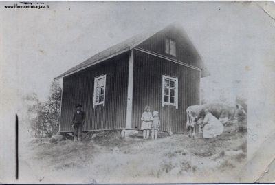 Lauri Ovaska perheineen 1930- luvun alussa.
