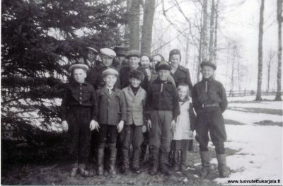 Kuva otettu talvella 1941 Rantasalmella Vaahersalossa. Tässä on Olkkosen Leppälehdon ja Läpikiven lapsia ja taitaa olla vielä jotain muitakin. Oltiin väliaikisesti evakoitu tänne. 

