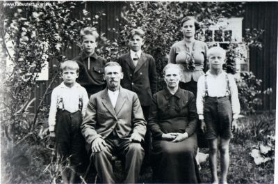 Metsäpirtin Lapanaisten kylässä Olkkosen puutarhassa 1937. Kuvassa on isä Aleksanteri äiti Maria lapsia oli paikalla Helena, Aleki (kaatui sodassa) Armas, Lauri ja Eero. 
