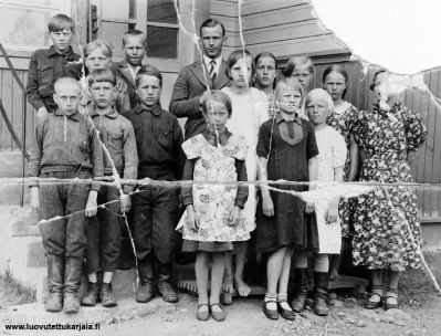 Metsäpirtin kirkonkylän koulun 6 lk. 1937. Ylärivissä vas. Lauri Orava, Lauri Laulainen, J. Orava, opettaja Sulo Heikkinen, Jenny Eeva, Anna-Maria Vilkki, Kirsti Susi, Alarivissä vas: Veikko Koppanen, Aarne Mutikainen, Elsa Tuukko, Elma Eeva, Aili Härkönen, Elma Susi ja Helena Eeva joka sanoitti Toivo Kärjelle kauniita lauluja. Huom! Kuvaa ei saa julkaista.  
