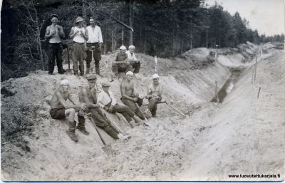 Viemärin kaivuuta Reissoin suolla. Metsäpirtti, Kosela. Tupallatauko. Pulavuosina 1932?
