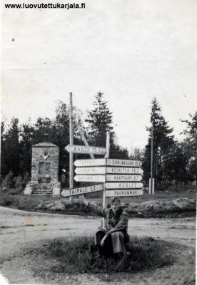 Kirkonkylän risteys Metsäpirtti. Lahjoitusmaa talonpoikien patsas.
