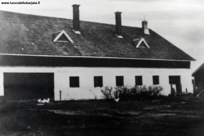 Ukkolan tilan navetta joka on rakennettu 1930-luvun alussa tulipalossa tuhoutuneen navetan paikalle. Suomalaisten tukikohta Kirvesmäki 1oli talvisodassa n. 200 m päässä. 
