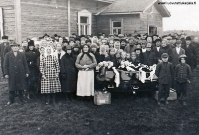 Taavetti Lampun hautajaiset v. 1926 Raajun kylässä. Hautajaissaatossa sukulaisia ja ystäviä. 
