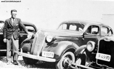 Kuvassa keskellä oleva auto on Metsäpirtin ensimmäinen taksi. Om. Niilo Martelius, Kosola. 

