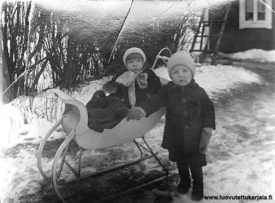 Muolaan kirkolla v. 1938 serkukset Raili Kultanen ja Niilo Lantta Okkerin pihalla. 
