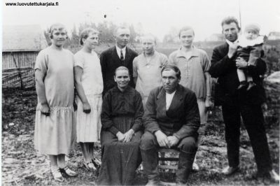 Istumassa Hetti Lantta ja Antti Viipuri. Sisarukset Lyyti, Siiri, Toivo ja Hilja Lantta. Toivon vaimo Josefina os. Sintonen, Hiljan mies Jooseppi Paloposki sylissä Erkki poika, n. 1927. 
