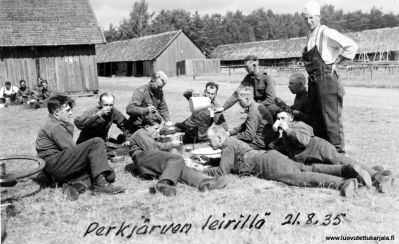 Kertausharjoitukset Perkjärvellä 21.8.1935 tykistöleiri. Vas. F Leppänen, A Riikonen, Y Pulakka, E Karvanen (kannut kädessä), Y Raaska, edessä V Kuparinen, A Riikonen, A Kallonen.    
