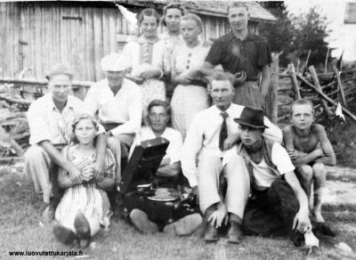 Retukylän nuorisoa kesällä 1939 Muolaassa.
