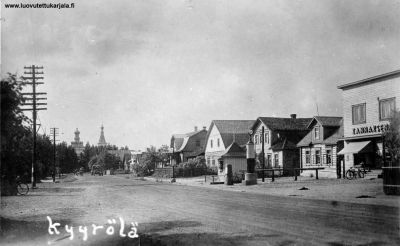 Kyyrölän kylä. Taustalla näkyvät sodassa tuhoutuneen kirkon tornit. Oikealla osuuskaupan jälkeen olevat talot ovat Shuvaloff ja Uschanoff,  Galkinitit sekä Borodulin taloja. Sodan alkaessa talot poltettiin.
