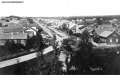 Kyyrölän kylä kuvattuna kirkon tornista Viipuriin päin. Postikortti -kuva, takana tekstit Carte Postal ja CARLSSON KIMITO.
