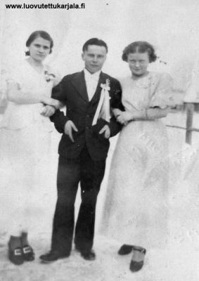 Kainalossa. Vasemmalla Pelagia os. Uschanoff, keskellä Juho Rumbin ja oikealla Cina Borodulina. Kuva otettu 13.2.1938 Kyyrölässä
