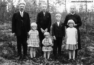 Albin Heinosen perhe Muolaan pitäjän Punnuksen kylässä kesällä 1930. Vas. Albin, Helli, Tauno, Anna, Toivo, Helmi ja Anna Heinonen os. Poutanen. Myöhemmin Tauno Heinonen toimi rautateillä rakennusmestarina ja jäi eläkkeelle Tampereella. Toivo Heinonen oli ratavartija ja jäi eläkkeelle Salassa. Kaikki kolme tytärtä aivioitui Vaasassa.
