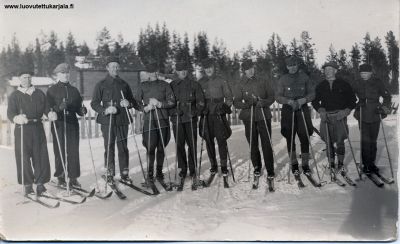 Pyhärvi Tiituan miehiä.1?, 2?, 3 P Ikäheimo, 4?, 5?, 6 K Kaasalainen, 7 N Kaasalainen, 8 Näinö Kukko, 9?, 10 Esko Kerminen. 
