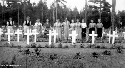 Pyhäkylä. Uuden hautausmaan sankarihautoja hoitamassa Salitsanrannan Martat jatkosodan aikana. (No_326). 

2636
