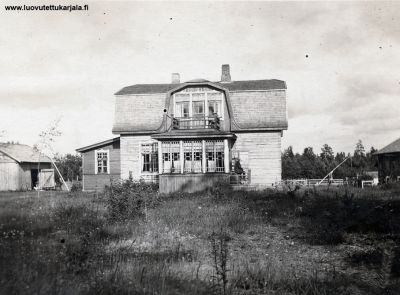 ailija, maanviljelijä Johan (Juho) Wetterstrandin maatila Toivola Porsaanmäellä joka oli Noitermaassa Pyhäjärvellä vuodest 1916. Tila siirtyi 30-luvulla Di Alfons Willbergin omistukseen (Wetterstrandin vävy) Tilan koko 100 ha josta peltoa 36 ha viljeltyä Juho (Jnne) W s. 9.3.1878 k. 11.11.1959, Maria os. Huotari s. 1.7. 1872 k 28.12.1962.
