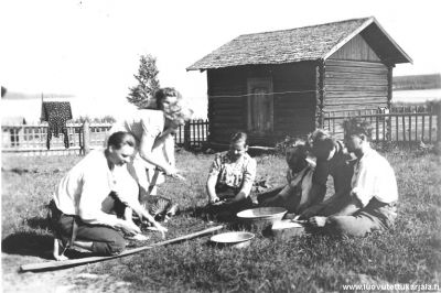 Pihassa. Sotilaat ovat uineet kuvanottopäivänä Vuoksen yli Pyhäjärven Konnitsan kylään Varpu Pöyryn kotitaloon. Kuvattu muistitedon mukaan 26.6.1944. Takana vasemalla Varpu Pöyry.  
