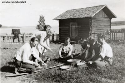 Pihassa. Sotilaat ovat uineet kuvanottopäivänä Vuoksen yli Pyhäjärven Konnitsan kylään Varpu Pöyryn kotitaloon. Kuvattu muistitedon mukaan 26.6.1944. Takana vasemalla Varpu Pöyry.  
