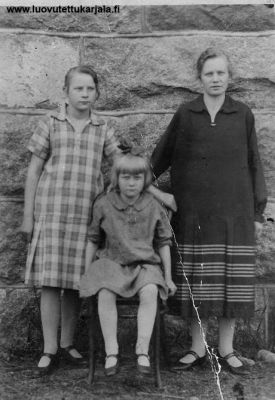 Heikki Ihalaisen tyttäret Vpl Pyhäjärven Konnitsan kylästä. Valokuva on otettu 5.6.1927. Vasemmalta Lempi 16 v, Maria 20 v, ja istumassa 10-vuotias Linda.  
