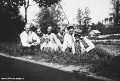 Kesäpyhän viettoa Vpl Pyhäjärven Konnitsan, kansakoulun pihalla 1936. Vasemmalla lukien: Jouko Ihalainen, Rauni Ijäs, Ida Ihalainen, Aura Hynninen, Aarne Ijäs, Aleks Hynninen. Edessä Oiva Ihalainen kolmivuotiaana. 
