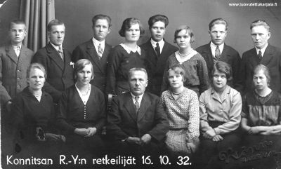 Konnitsan raittiusseuran retkeilijät Käkisalmessa 16.10.1932. Ylärivi vasemmalta Seppo Suomalainenm Johannes Naskali, Arvi Leppänen, Helmi Vesalainen, Hellin Matikka, Viljam Mustonen, Eelis Naskali, Viljo Tyynelä. Alarivi vasemmalta: Liisa Naskali, Hilja Leppänen, Alpo Suomalainen, Lempi Ihalainen, Lilli Kaasalainen, Ida Naskali. 
