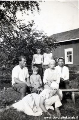 Kesä 1939 kotona, edessä Kaisa, istumassa vas. Toivo, Helmi, Helena ja Matti Sipiläinen. Takana vas. Väinö sipiläinen ja Heikki Punkka. 
