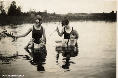 Pyhäjärven Konnitsa. Maria Taljan tyttäret Aliina, Lydia, Lempi ja Tyyne uimassa Kiimajärven Joenniemessä v. 1933.   
