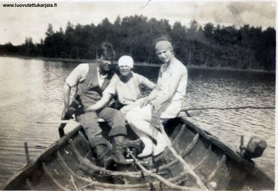 Konnitsa Kiimajärvellä. Henkilöt tuntemattomia. Vene tyypillinen karjalainen vene 30-luvulta.
