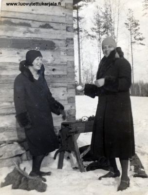 Konnitsa kuva 1931. Selma Sipiläinen ja Martta Sirkiä (oik)
