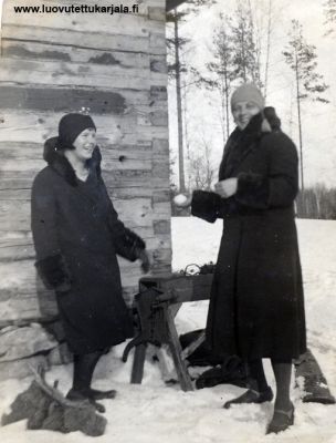 Konnitsa kuva 1931. Selma Sipiläinen ja Martta Sirkiä (oik)
