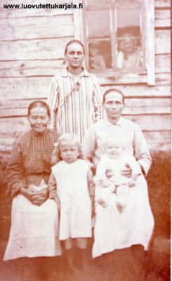 Mummo Maria Hiri, lapset Liisa äiti ja Aulis sekä evakossa ollut inkeriläinen mummo.
