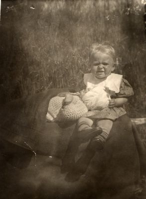 Raimo Hiiri, Laura Hiiri nyk Ohranen Konnitsa 1934.
