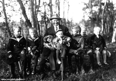 VPL Pyhäjärvi, kylät Kahvenitsa ja Puikkonen. Juho Pärssinen (pien Juho) kuvassa kylien poikien kanssa. Kuva lienee otettu v 1935 tai 1936 Kahvenitsan järven Poukkusaaressa ja silloin lienee ollut Alakylän ns. Pyrinnön 30-vuotisjuhla.
