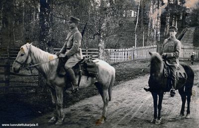 18 Suo Jääk. Pataljo Laatokan Jääkärit. Kirjurit Toivo Parviainen ja Emil Salo Leinikylän hovissa toukokuussa 1918.

