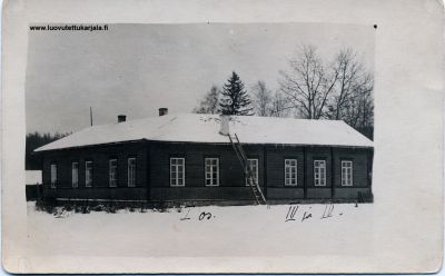 Kirkonkylän kansakoulu. Tuhoutui 1918 pommitukissa.
