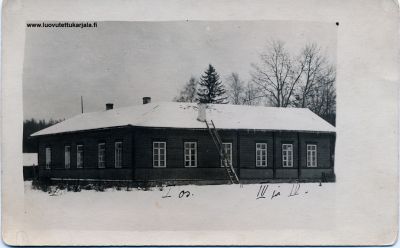 Kirkonkylän kansakoulu. Tuhoutui 1918 pommitukissa.
